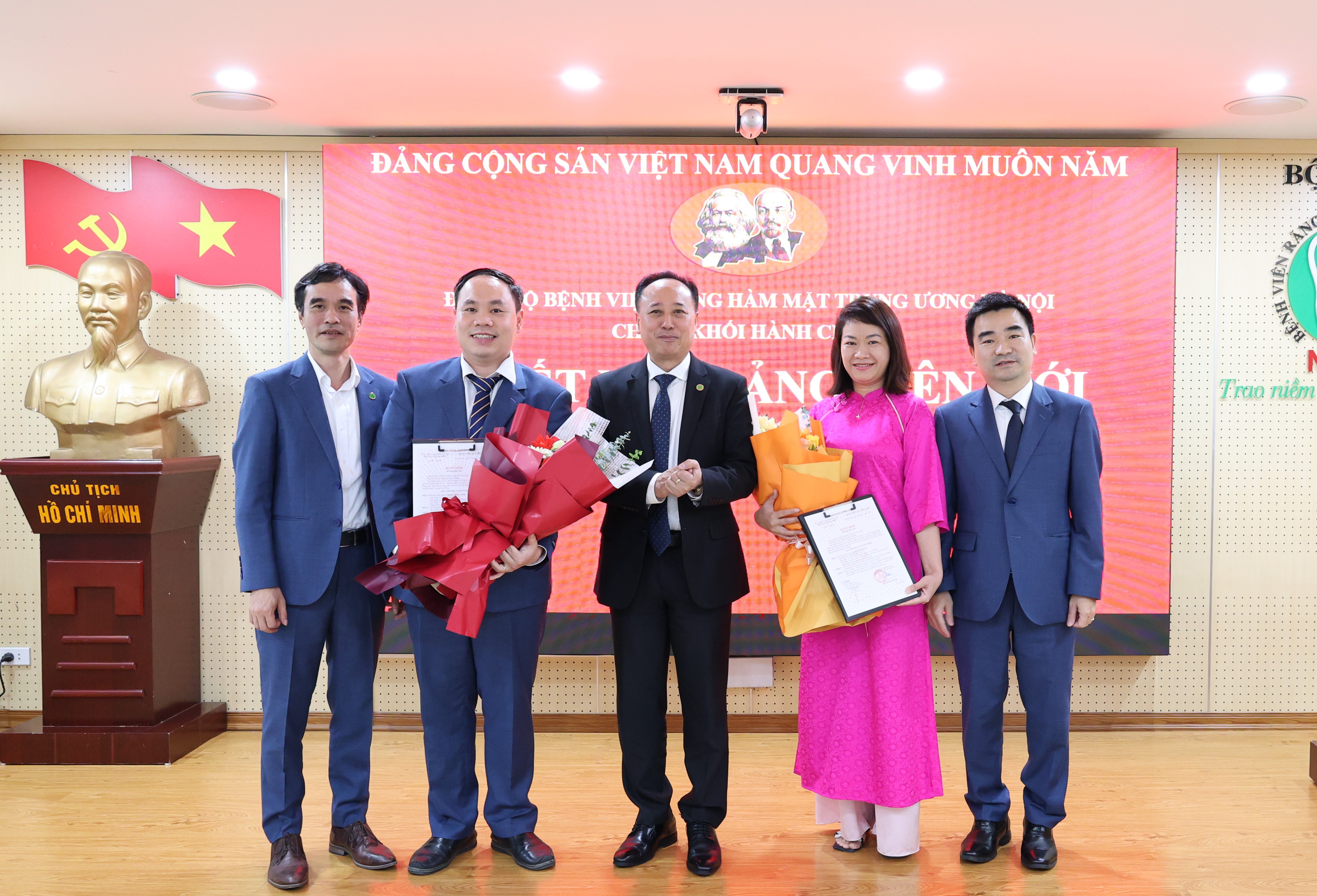LỄ KẾT NẠP ĐẢNG VIÊN MỚI TẠI CHI BỘ KHỐI HÀNH CHÍNH – BỆNH VIỆN RĂNG HÀM MẶT TRUNG ƯƠNG HÀ NỘI